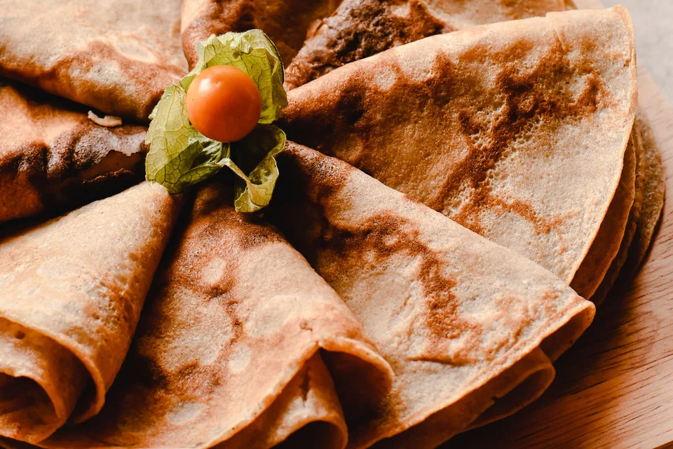 BookNoFees: Ukázková fotografie: Crêpes naservírované na talíři
