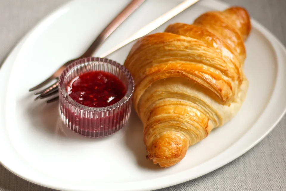BookNoFees: Ukázková fotografie: Croissant podávaný s marmeládou