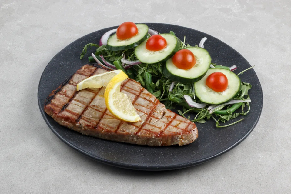 BookNoFees: Ukázková fotografie: Grilovaný tuňákový steak se salátem a citronem