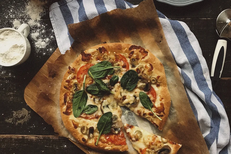 BookNoFees: Ukázková fotografie: Pizza s houbami a špenátem
