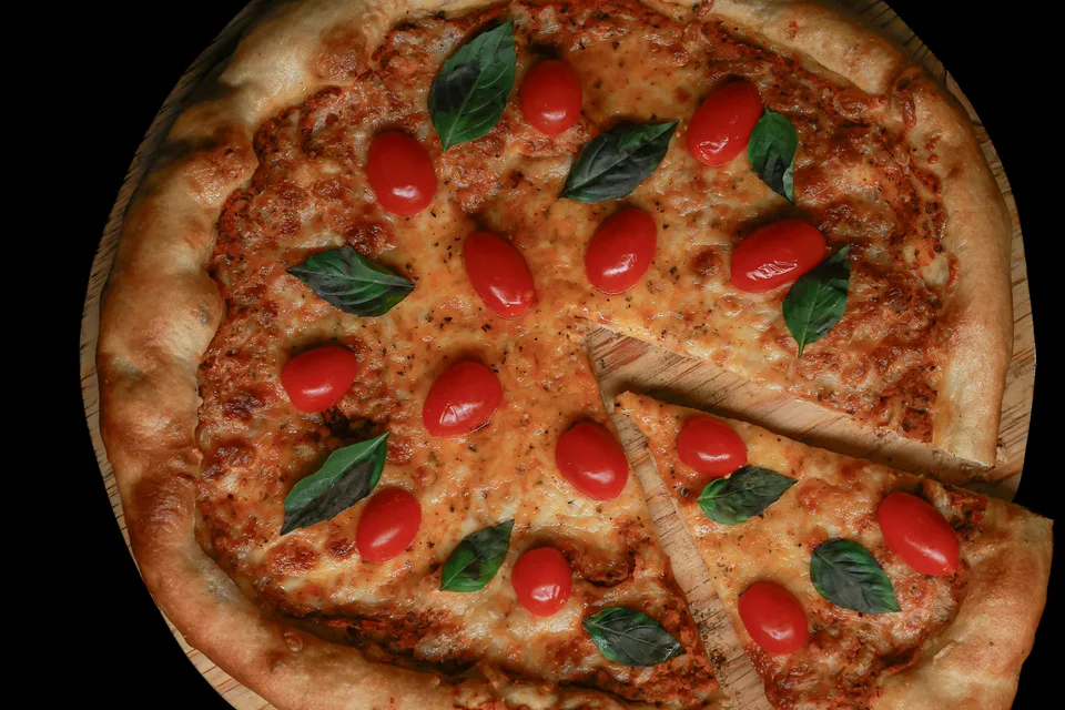 BookNoFees: Ukázková fotografie: Pizza s rajčaty a bazalkou