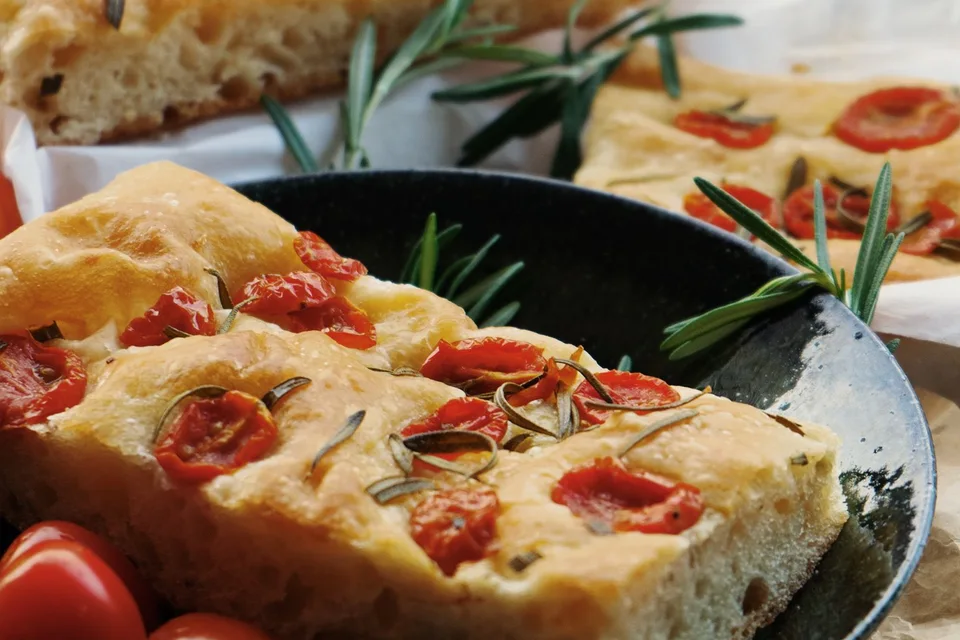 BookNoFees: Ukázková fotografie: Focaccia s rajčaty a rozmarýnem