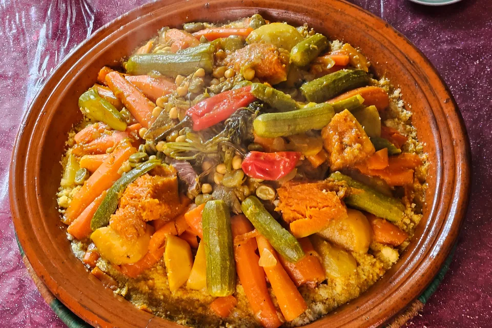 BookNoFees: Ukázková fotografie: Barevná zelenina podávaná v tagine
